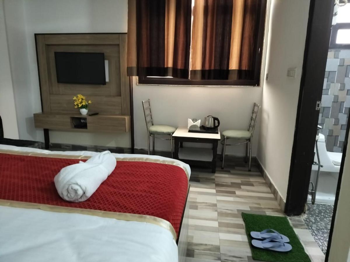Hotel Clink New Delhi Airport Exteriör bild