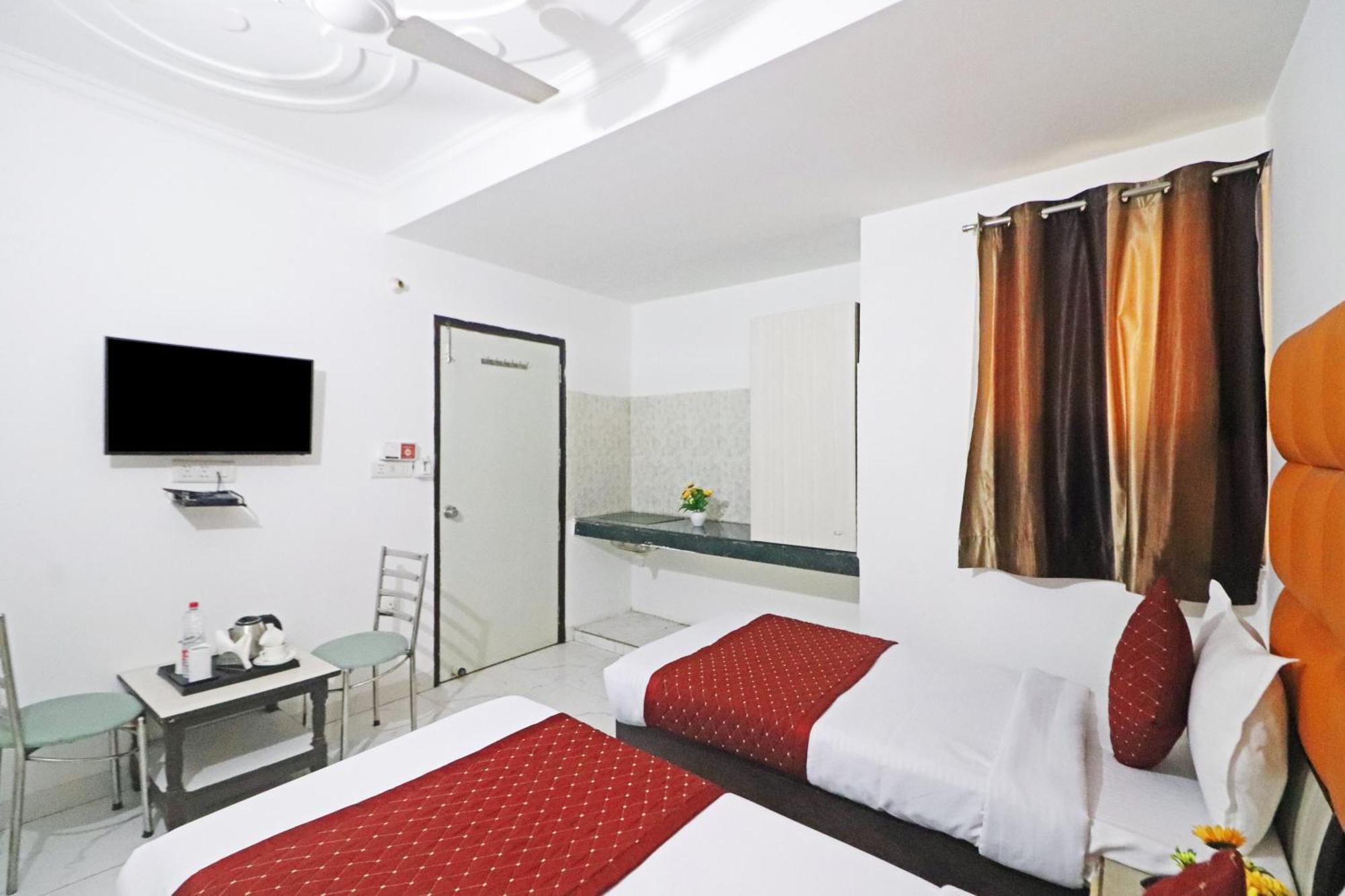 Hotel Clink New Delhi Airport Exteriör bild