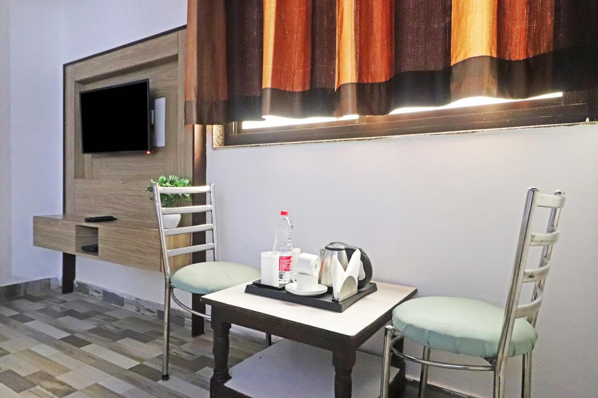 Hotel Clink New Delhi Airport Exteriör bild