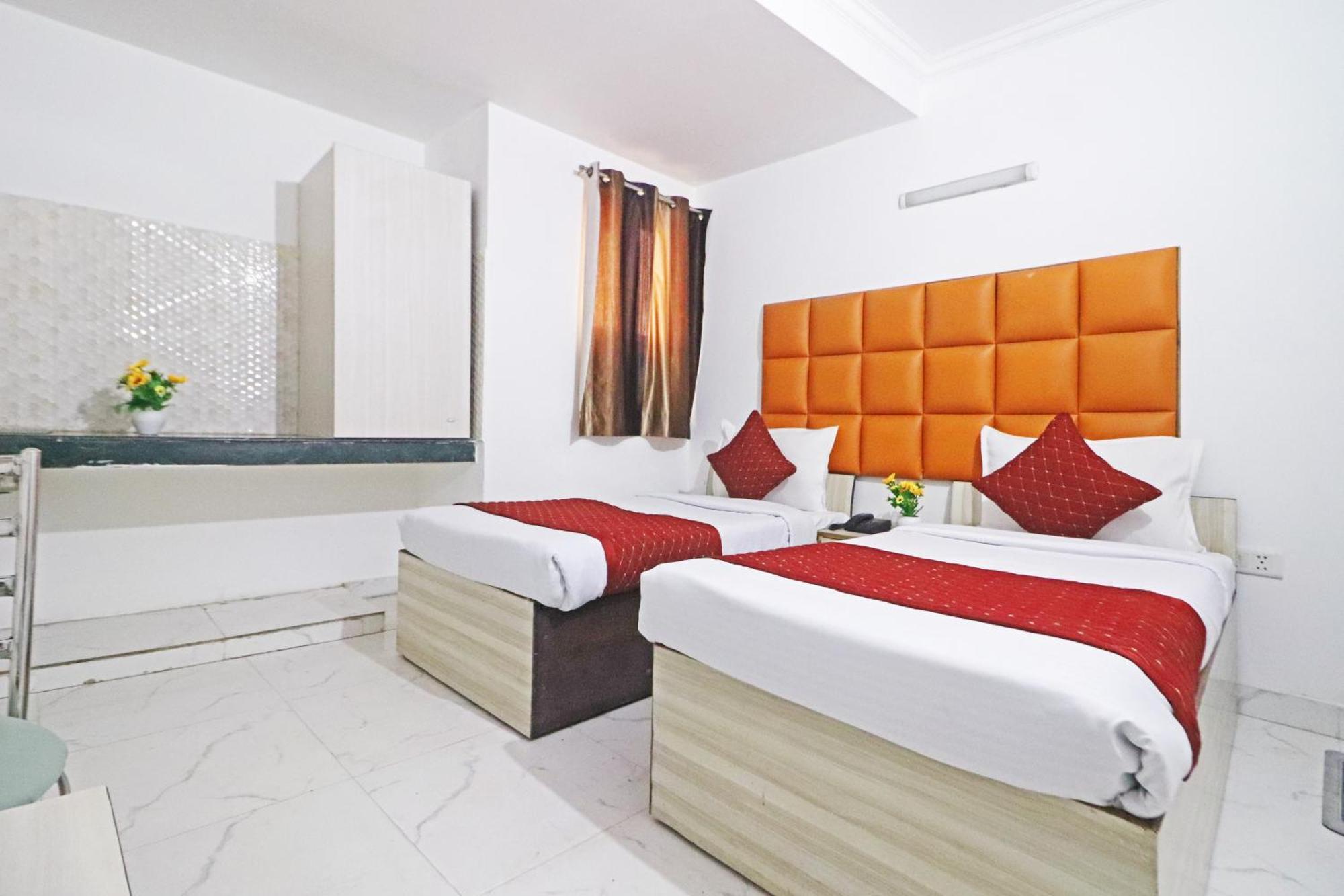 Hotel Clink New Delhi Airport Exteriör bild