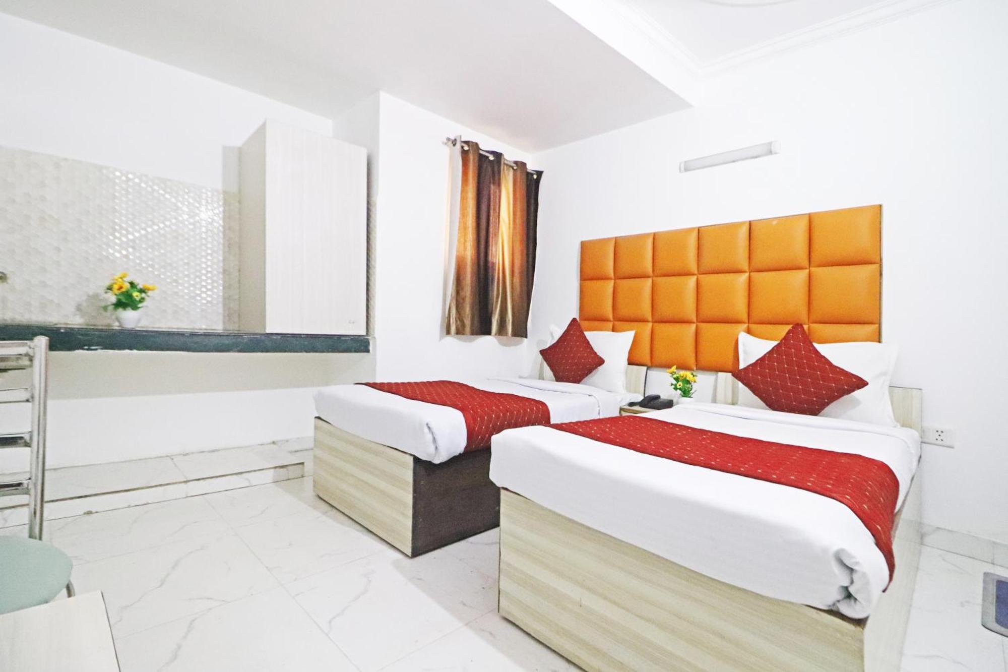 Hotel Clink New Delhi Airport Exteriör bild