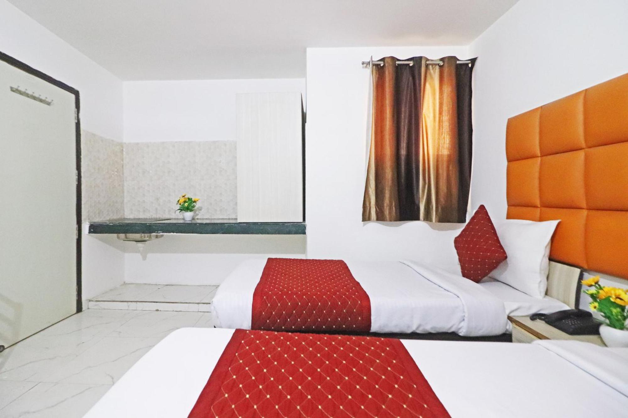 Hotel Clink New Delhi Airport Exteriör bild
