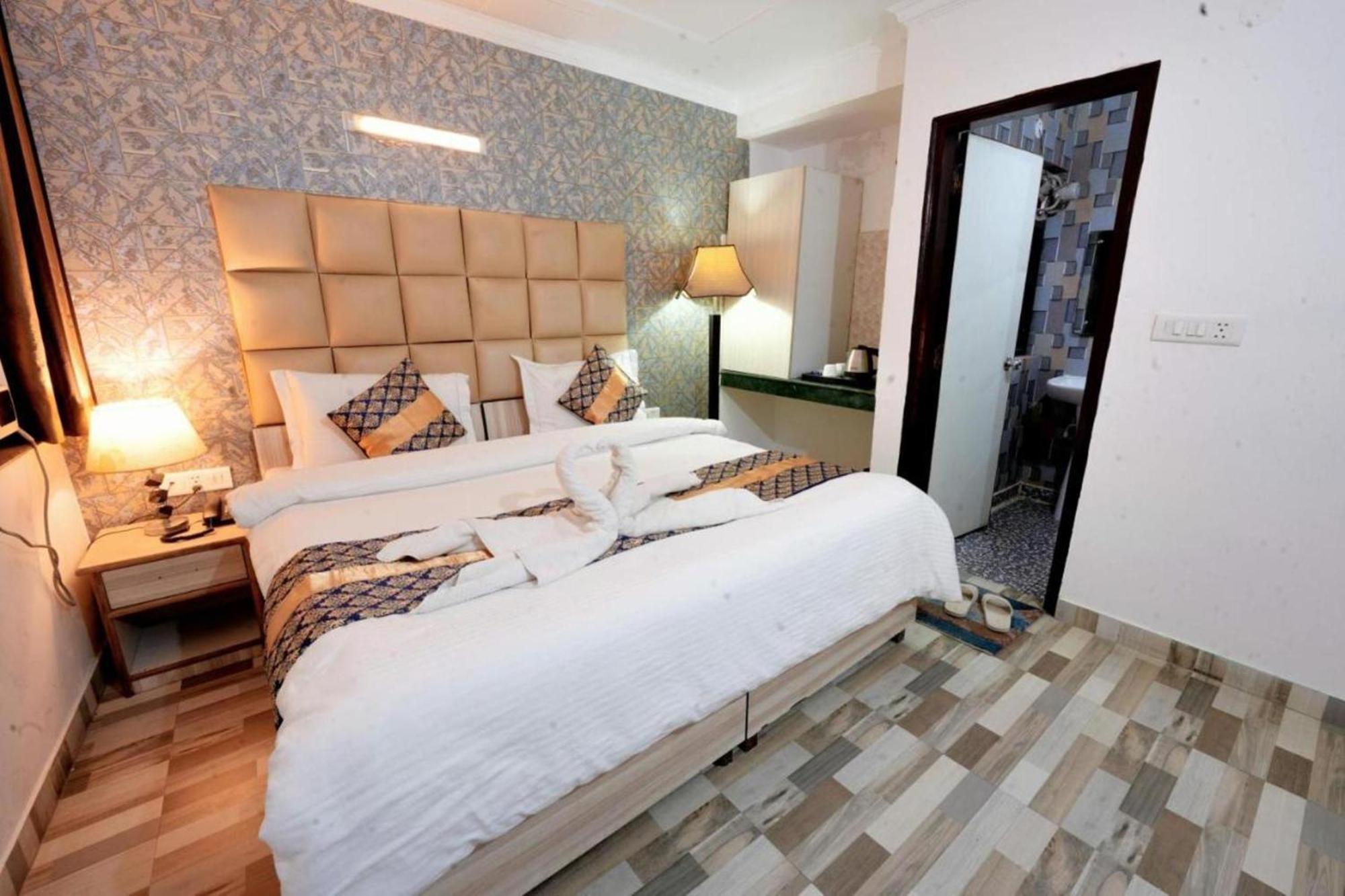 Hotel Clink New Delhi Airport Exteriör bild