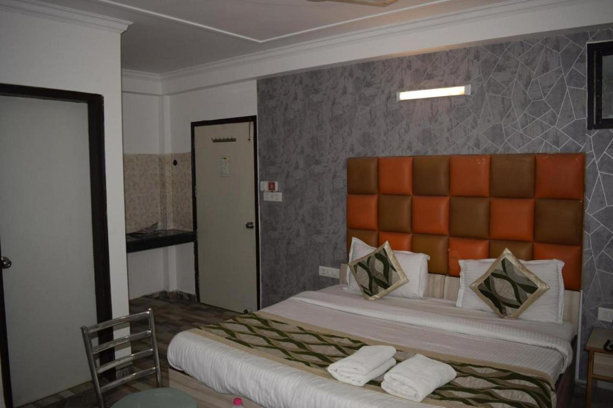Hotel Clink New Delhi Airport Exteriör bild