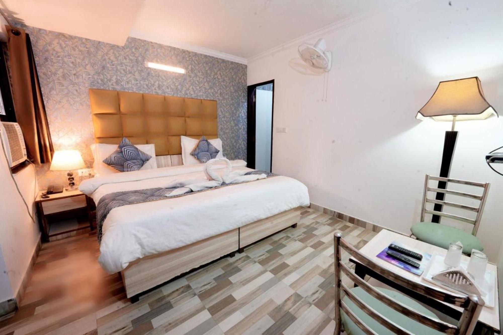 Hotel Clink New Delhi Airport Exteriör bild