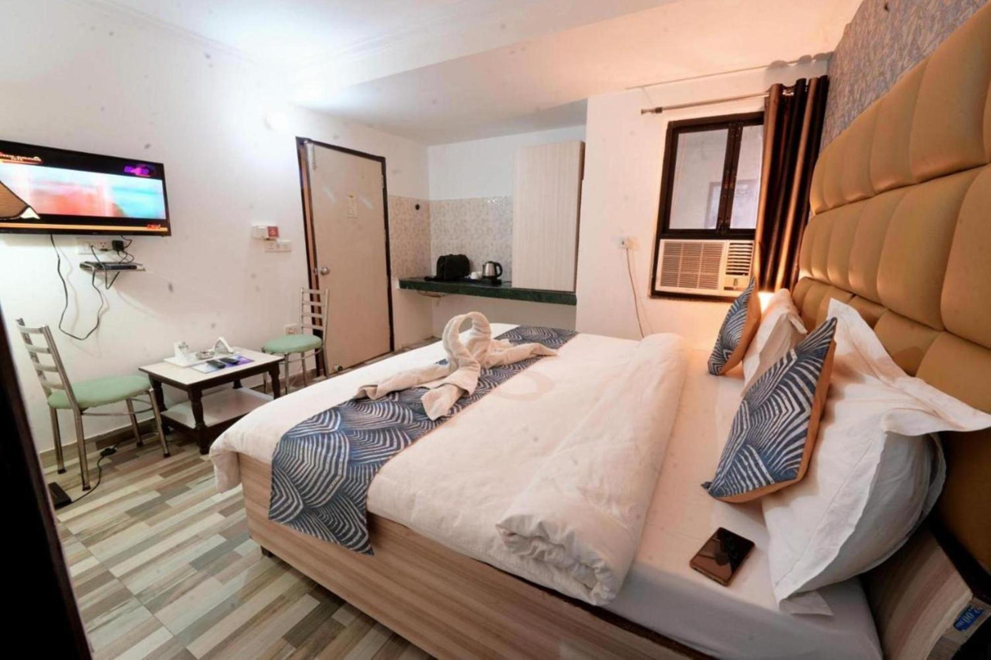Hotel Clink New Delhi Airport Exteriör bild