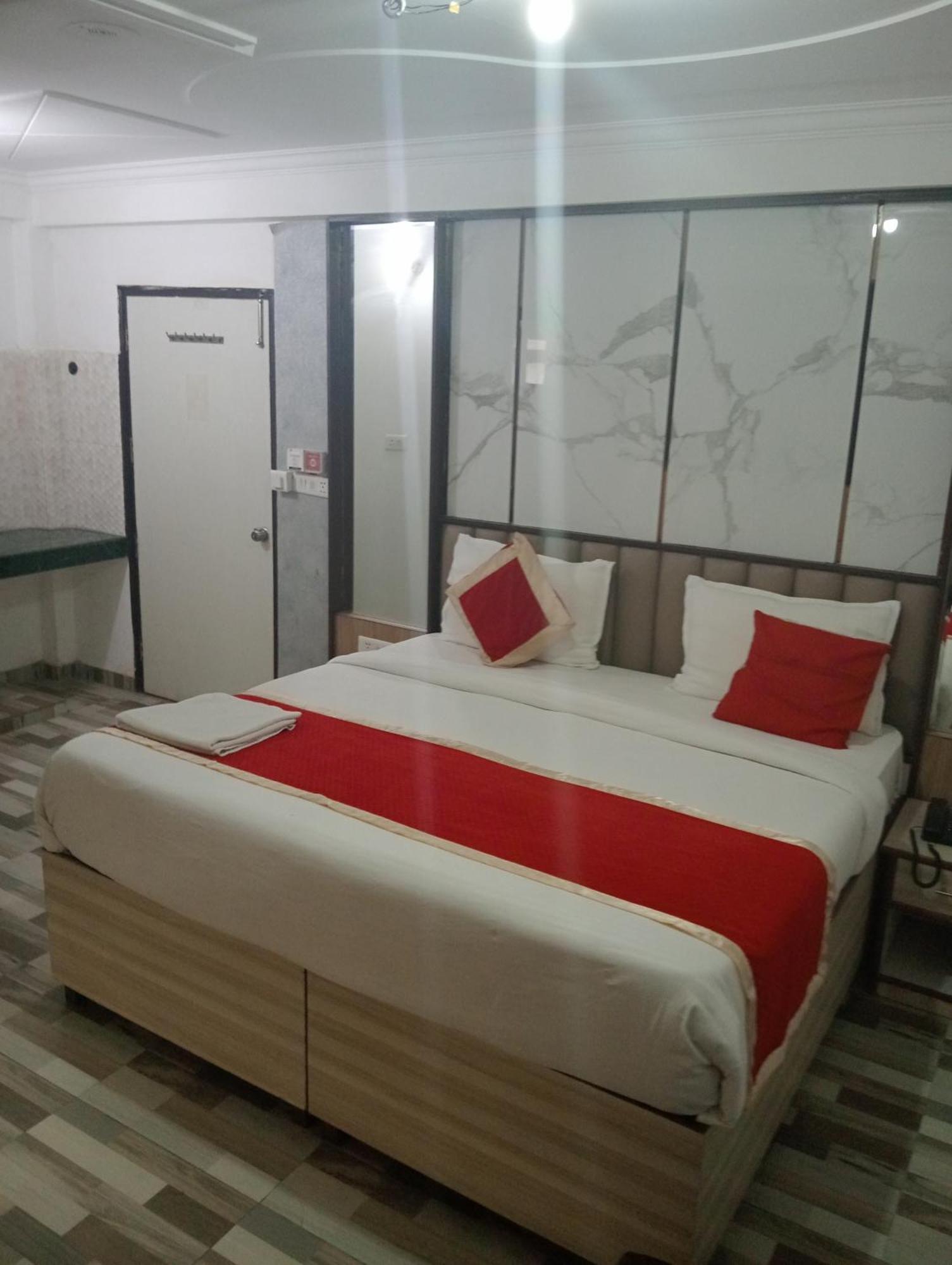 Hotel Clink New Delhi Airport Exteriör bild