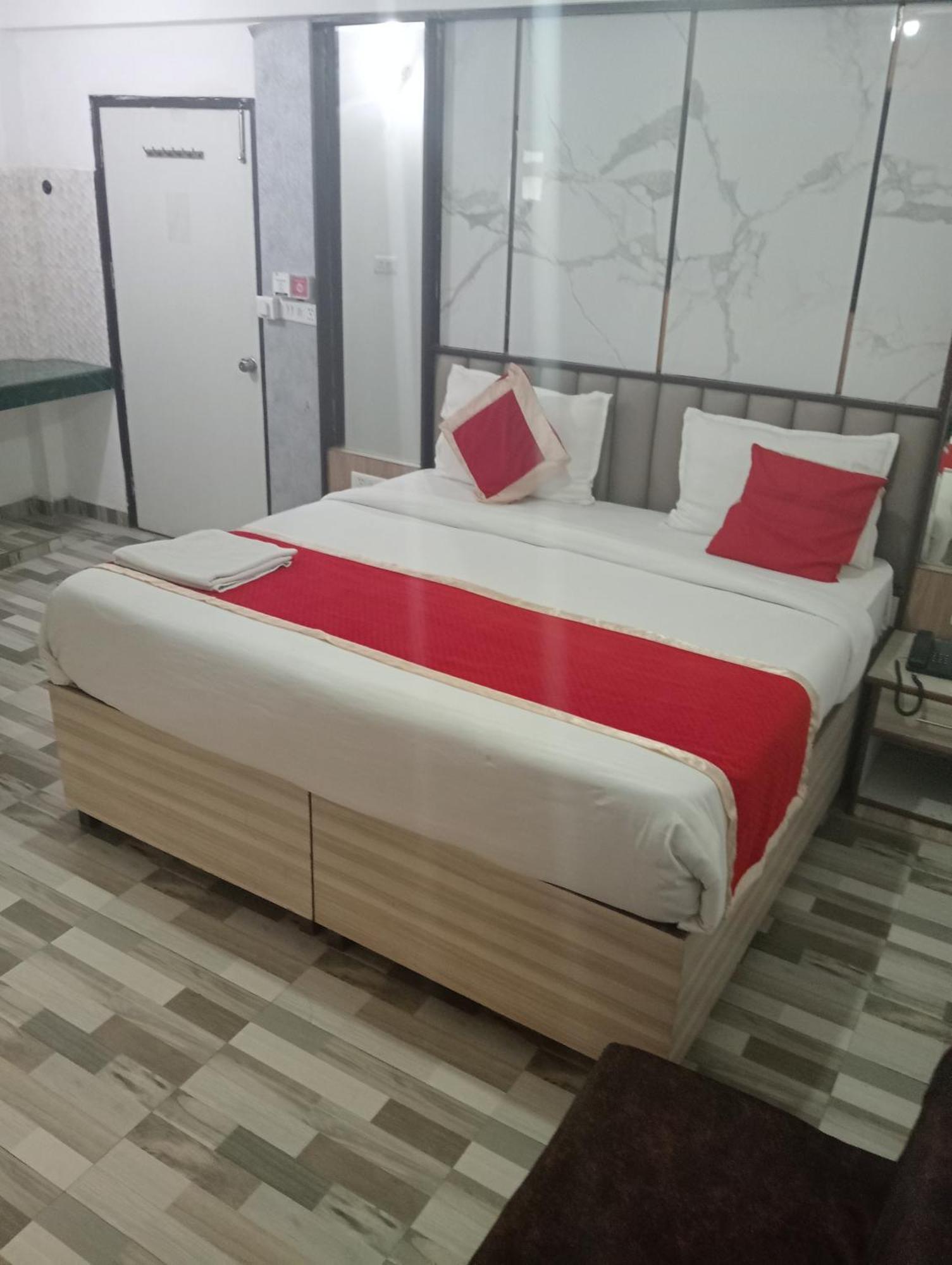 Hotel Clink New Delhi Airport Exteriör bild