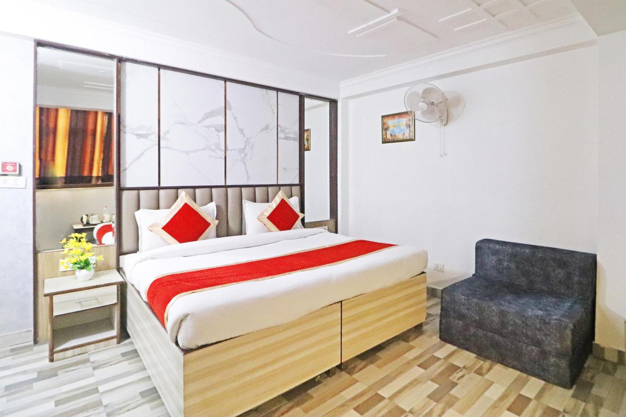 Hotel Clink New Delhi Airport Exteriör bild