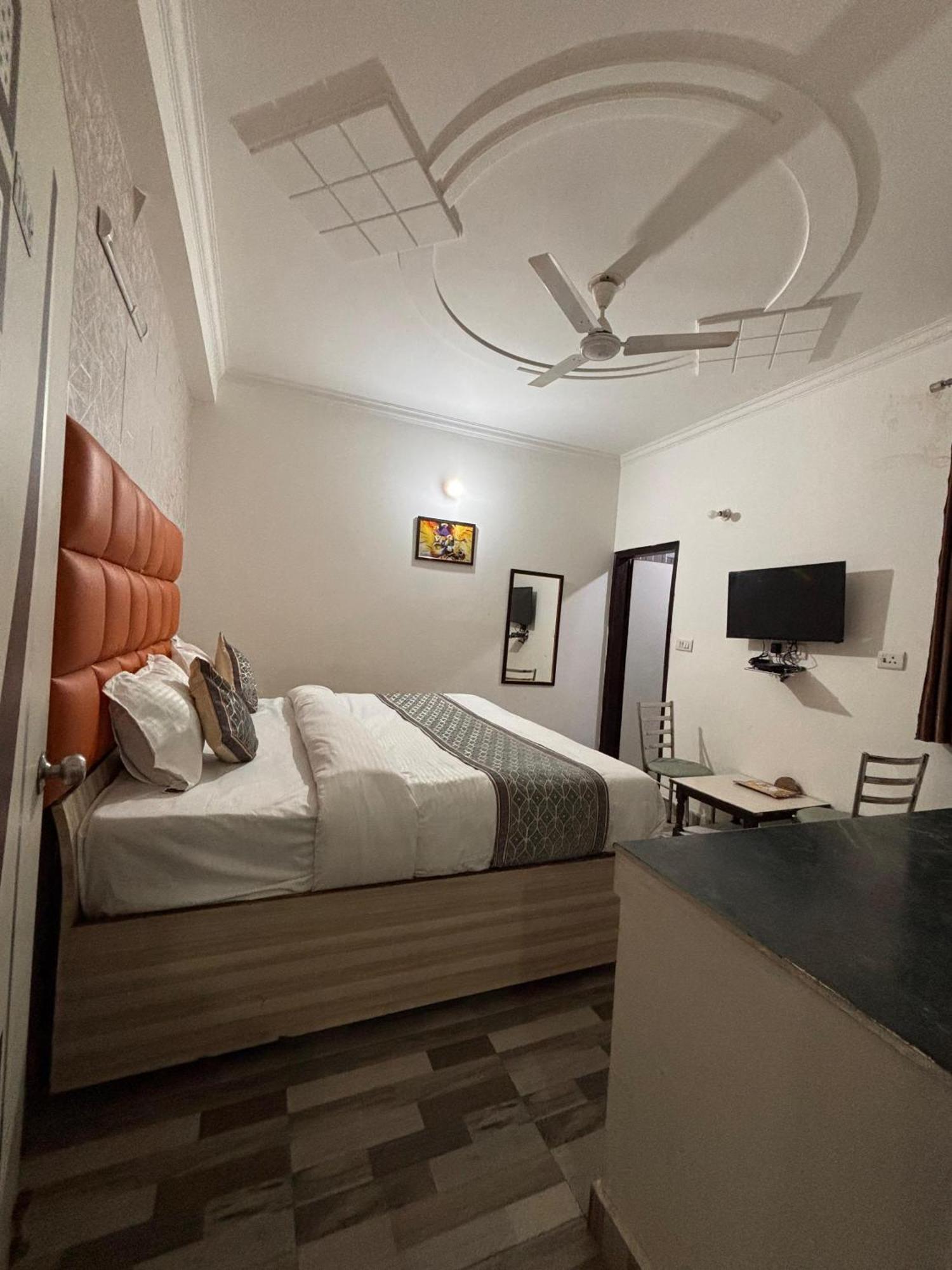 Hotel Clink New Delhi Airport Exteriör bild